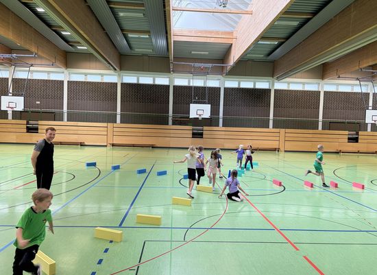 25 neue Materialpakete für hessische Grundschulen – Initiative startet mit 63 AGs ins Schuljahr 2026/2027