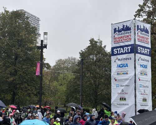 Rekordfeld im Dauerregen: Leonardo Ortolano und Marie Kreft sind Hessische Marathonmeister:in